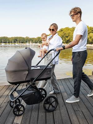 Rodiče na první procházce s kočárkem