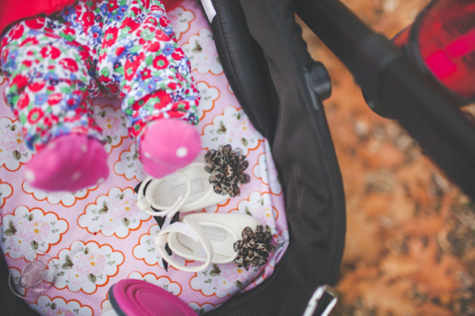 Jak ubrać dziecko na spacer podczas jesieni?